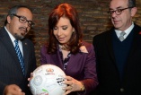 Cristina Fernández firmó el balón de la campaña de la ONU contra el SIDA