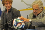 Mujica y Lugano firmaron una Brazuca en adhesión a la campaña de prevención del VIH/sida